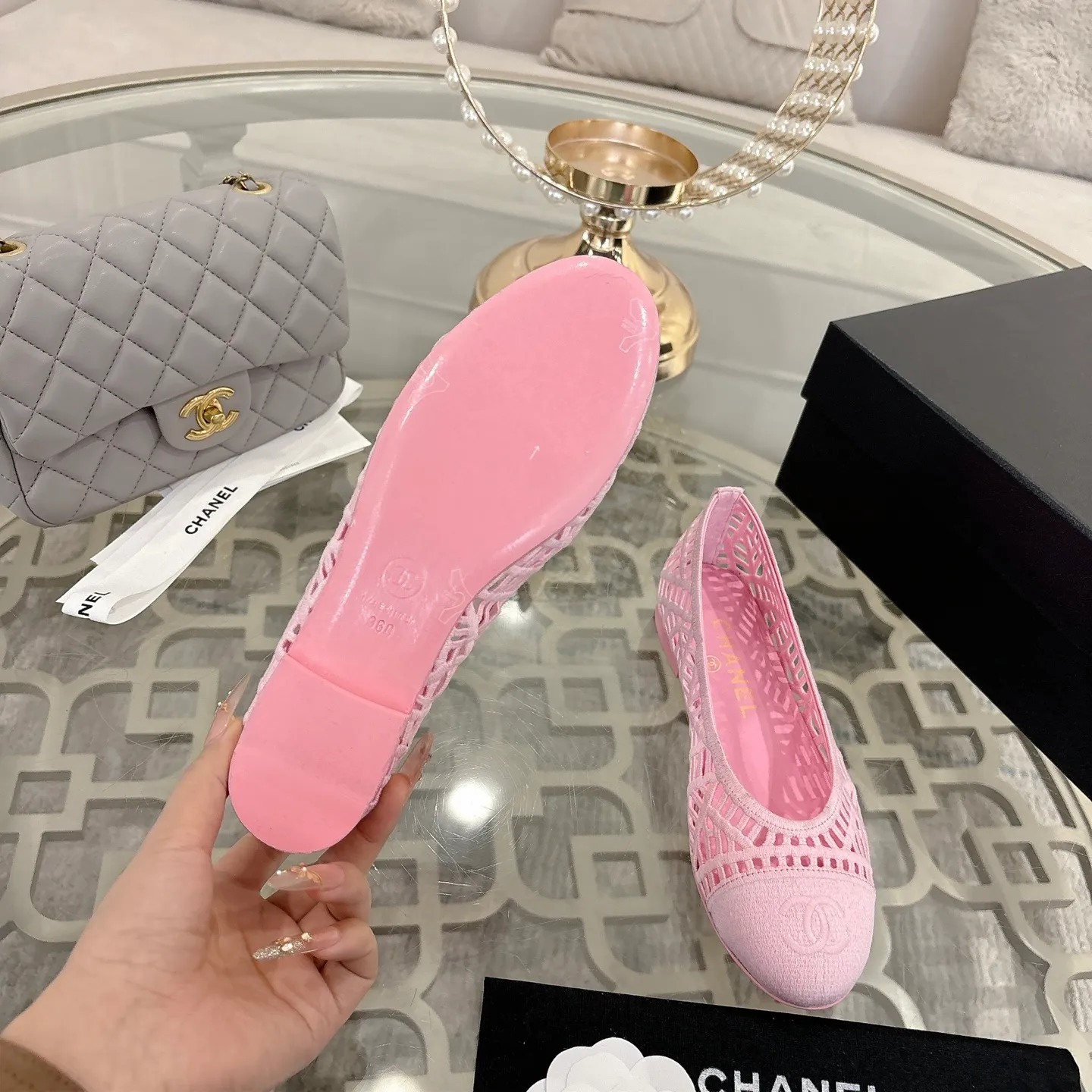 👟👟Ex-factory price 520👟👟 Chanel 25SS finally comes out with woven ballet shoes‼ ️ Shoes worthy of their own article, I have to say that they are finally waiting for you! So elegant and chill. Wear it in the summer to enjoy the breeze and walk on the street. Round square toe design. Cute and cute~ The appearance is super online. When you wear it, you will feel like a wealthy daughter. I thought it was good-looking. Only when I put it on my feet do I know how easy it is to wear~ Upper: Exclusive custom-made mesh (comfortable and breathable) Foot pad: Sheepskin Outsole: Genuine leather sole imported from Italy Size: 35-39 (customized at 40.41.42)